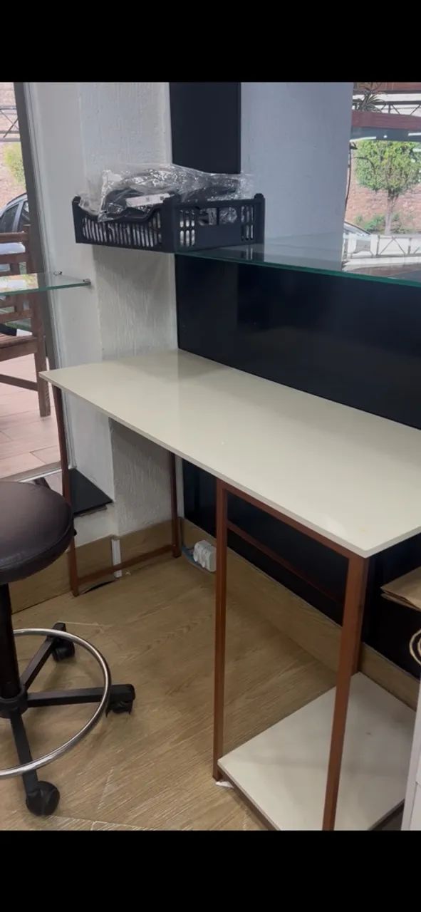 Mesa Escrivaninha com prateleira off white e cobre