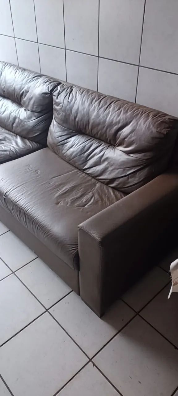 Mesa de Jantar 6 Lugares + Sofá de Couro Espaçoso - Foto 3