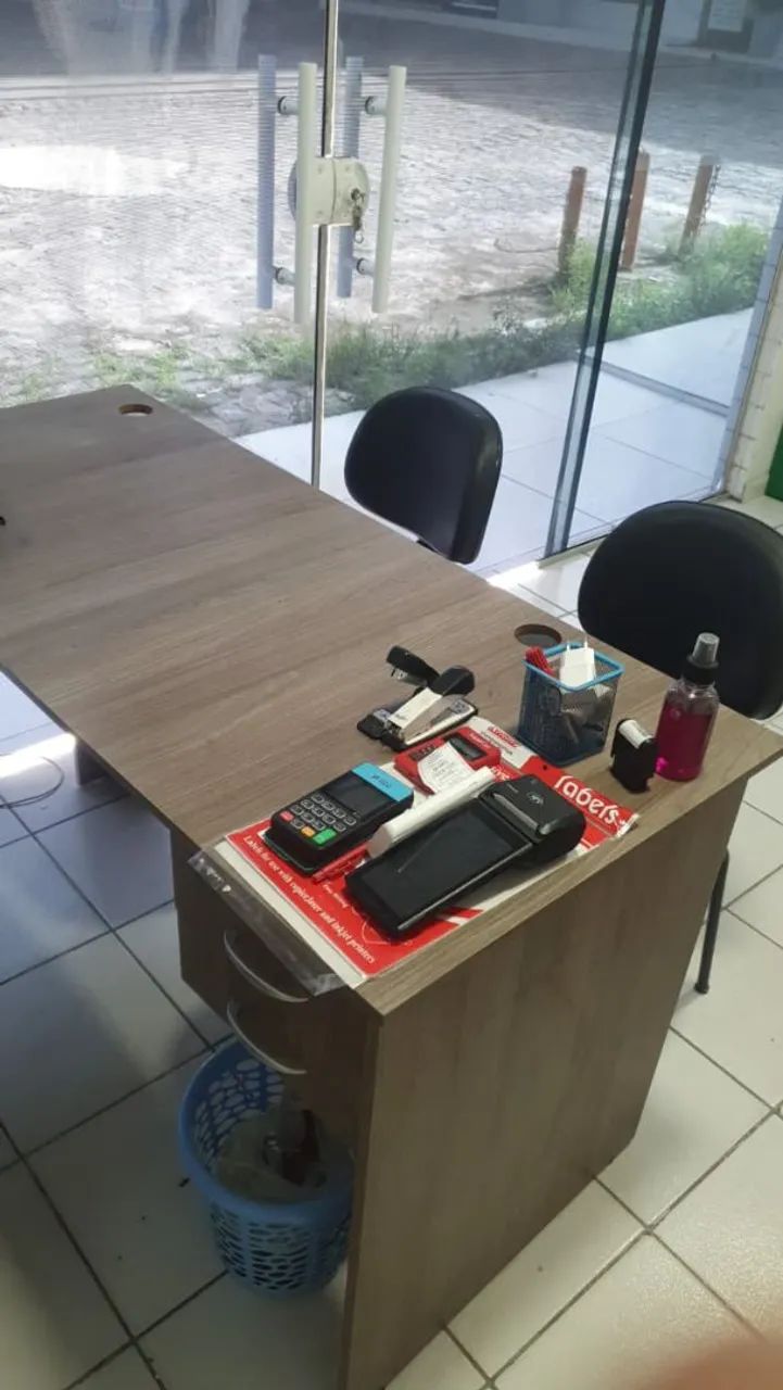 Mesa em L + 01 Cadeira e Armário Vazado