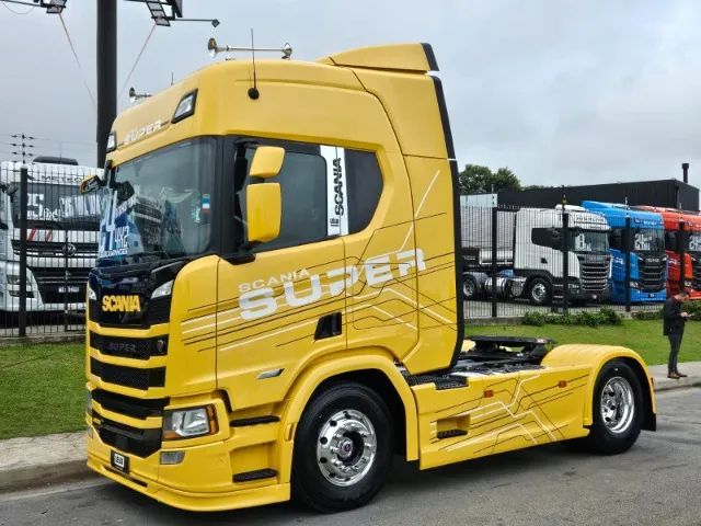 Scania R460 SUPER 4x2 Ano 24 Automático Geladeira Farol de teto e grade carenagem lateral