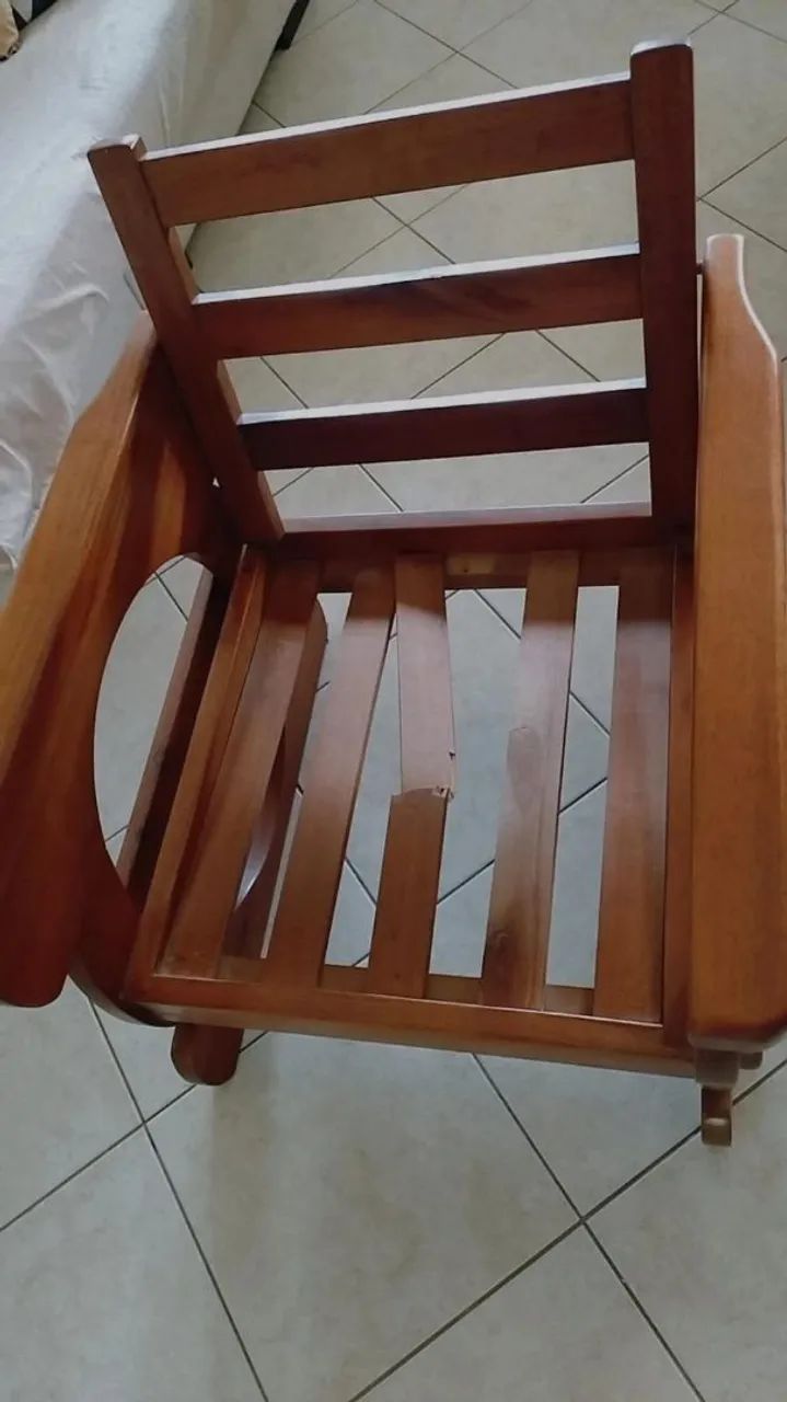 Vendo poltronas de madeira maciça  - Foto 3