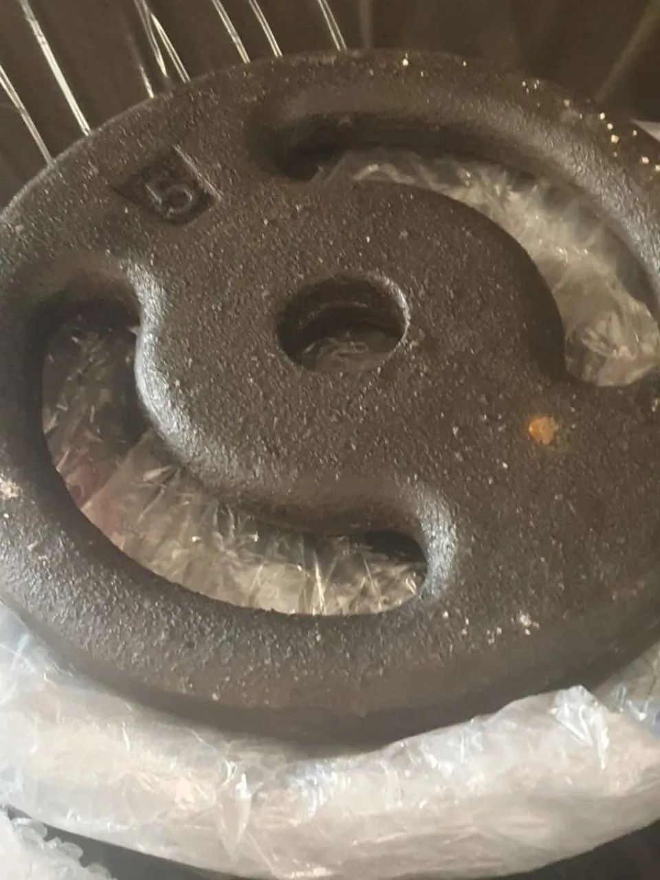 Anilhas de 4 unds 3Kg e 4 unds de 5Kg com 02 barras curtas de rosca.  - Foto 2