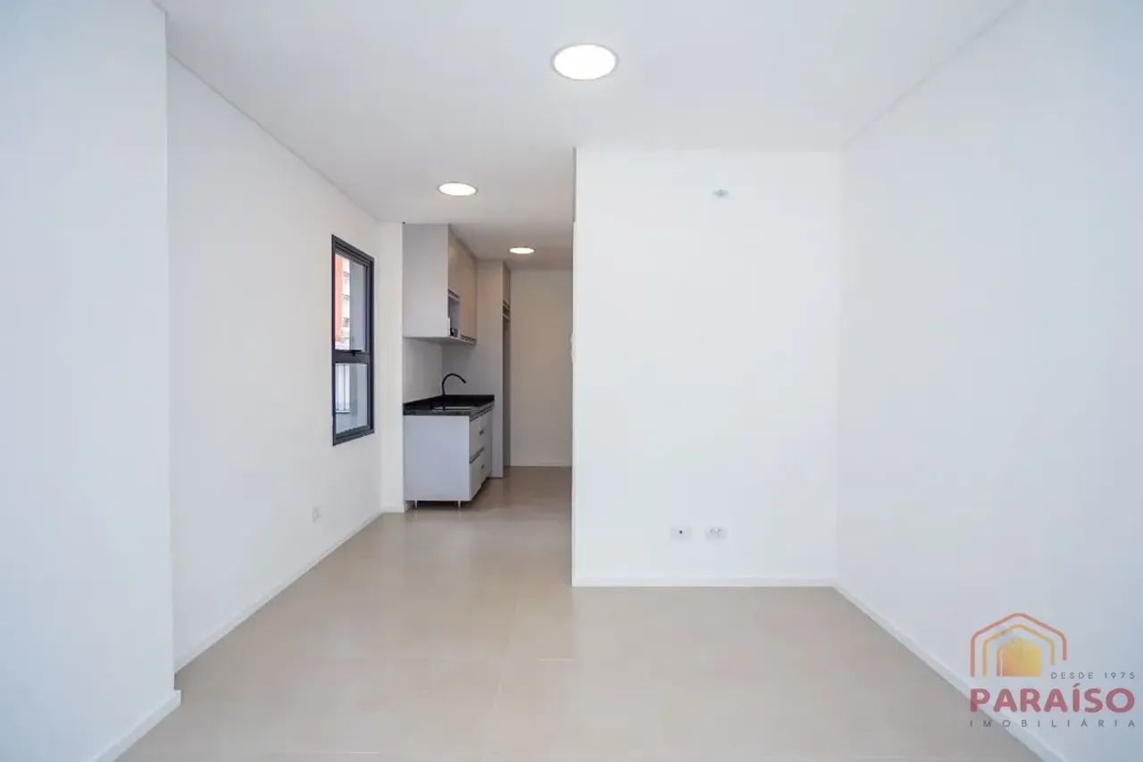 Studio mobiliado com sacada e vaga no Centro de Curitiba - Foto 4