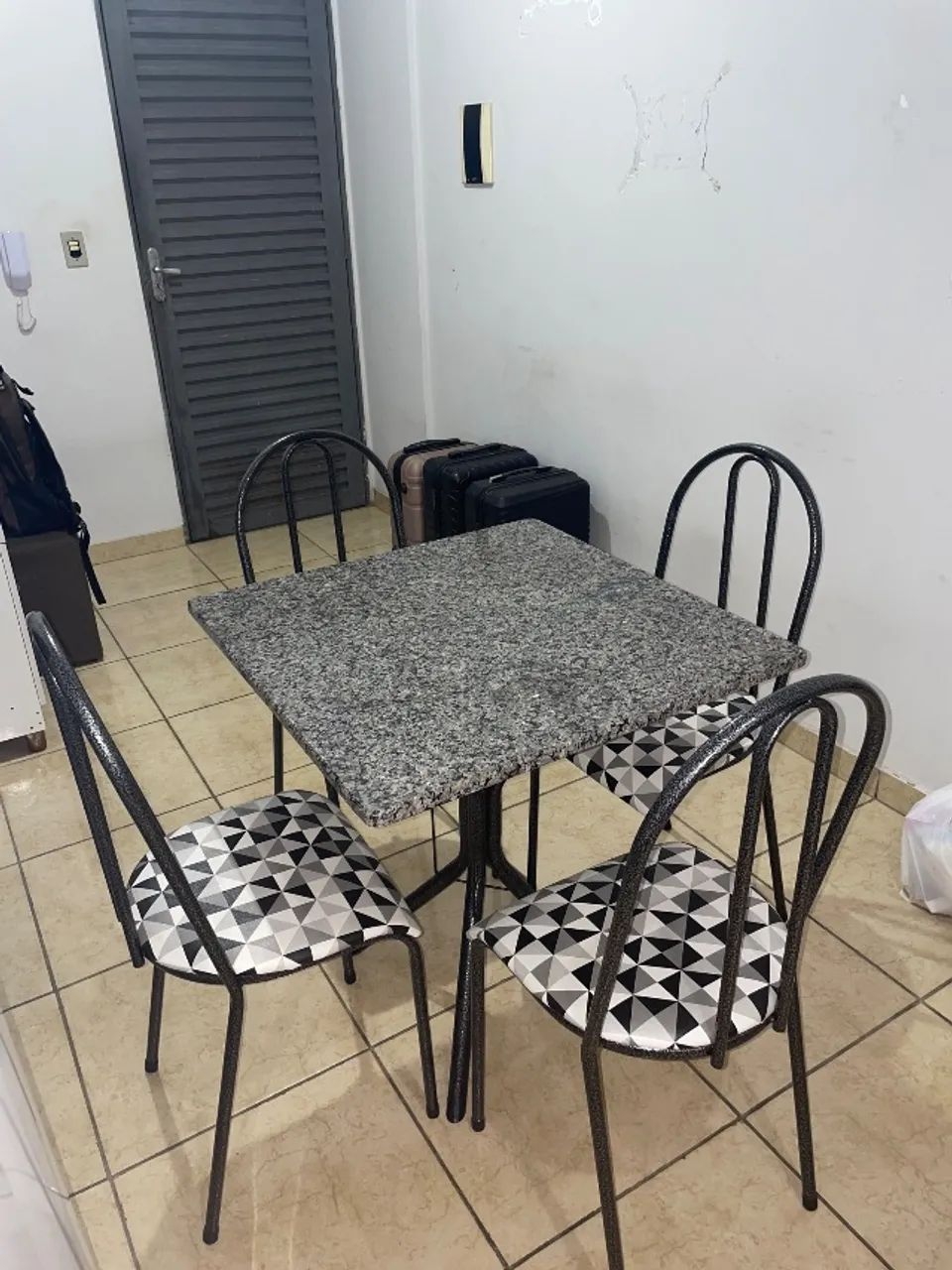 Vendo mesa mármore 4 cadeiras 400,00