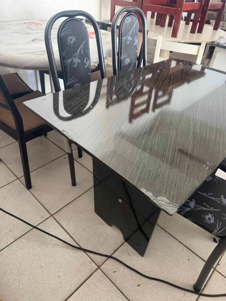 Mesa de Mármore 4 Cadeiras Base de Mármore Top de Linha Novinha - Foto 2