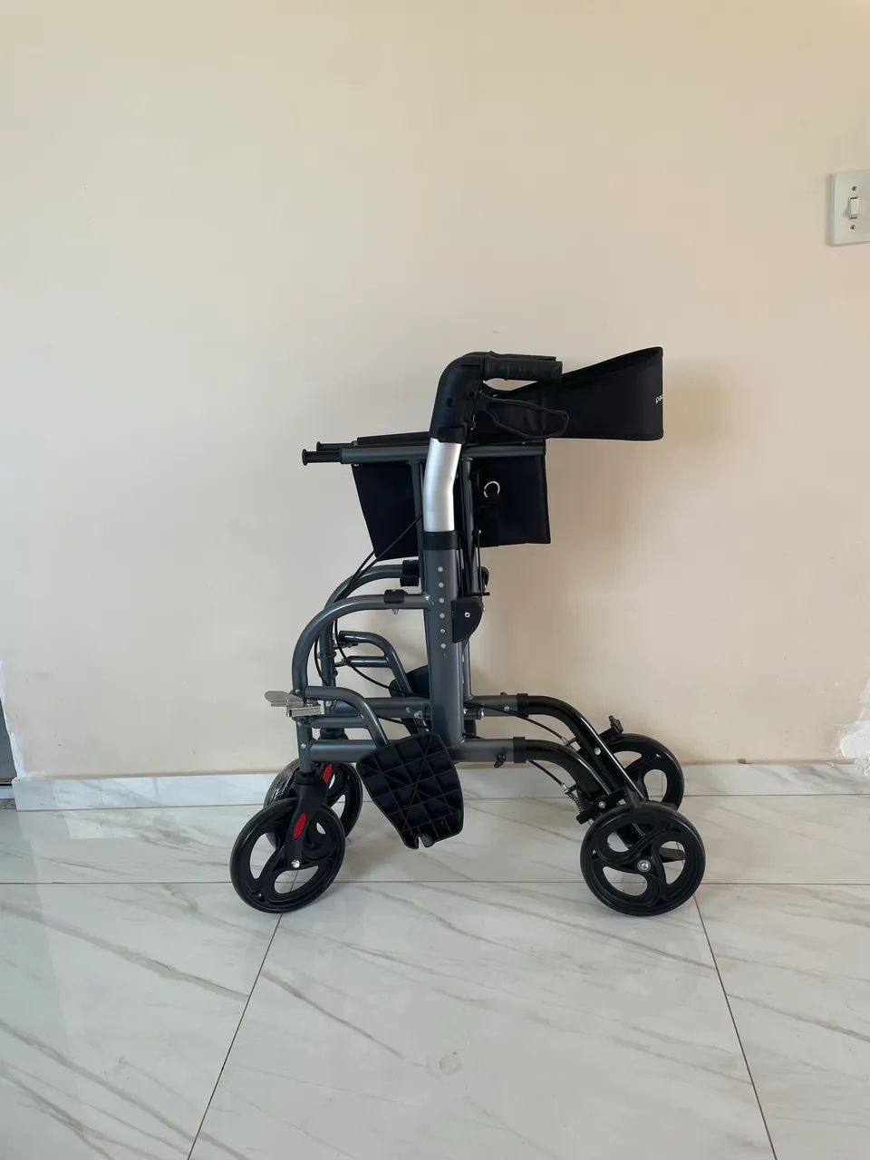 Vendo andador com cadeira de rodas - Foto 2