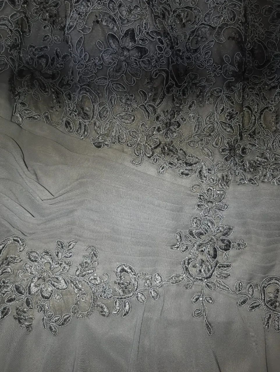 Vestido de festa - Cinza escuro bordado e com renda - Foto 3