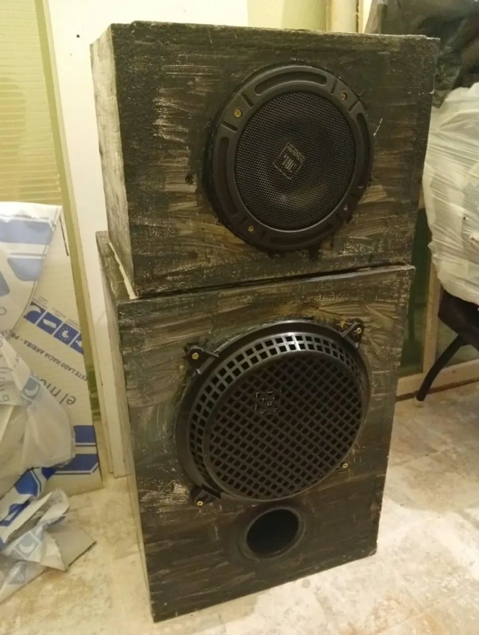 Caixa de som bob modular com amplificador e fonte.