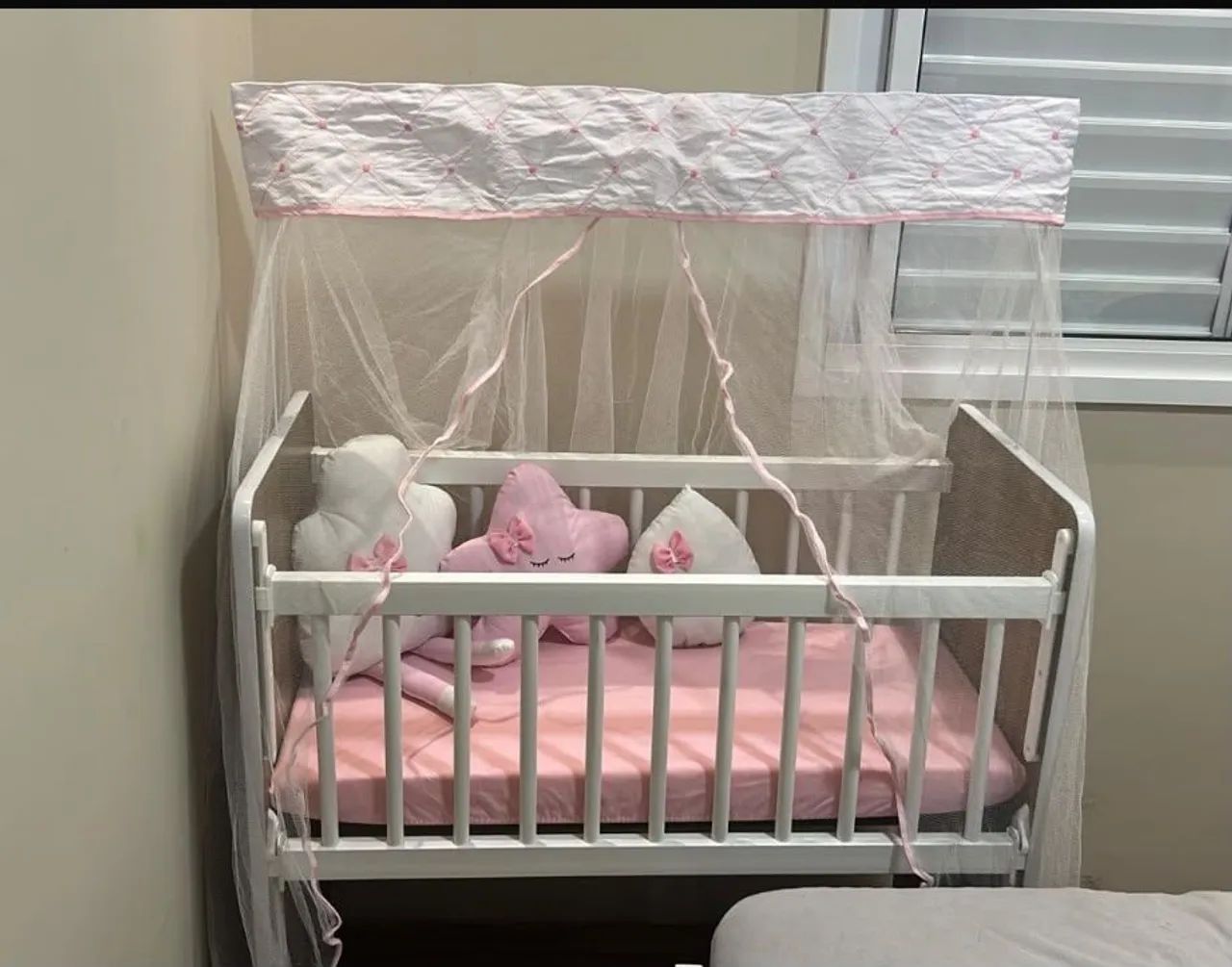 Mini berço com grade móvel + colchão + mosqueteiro