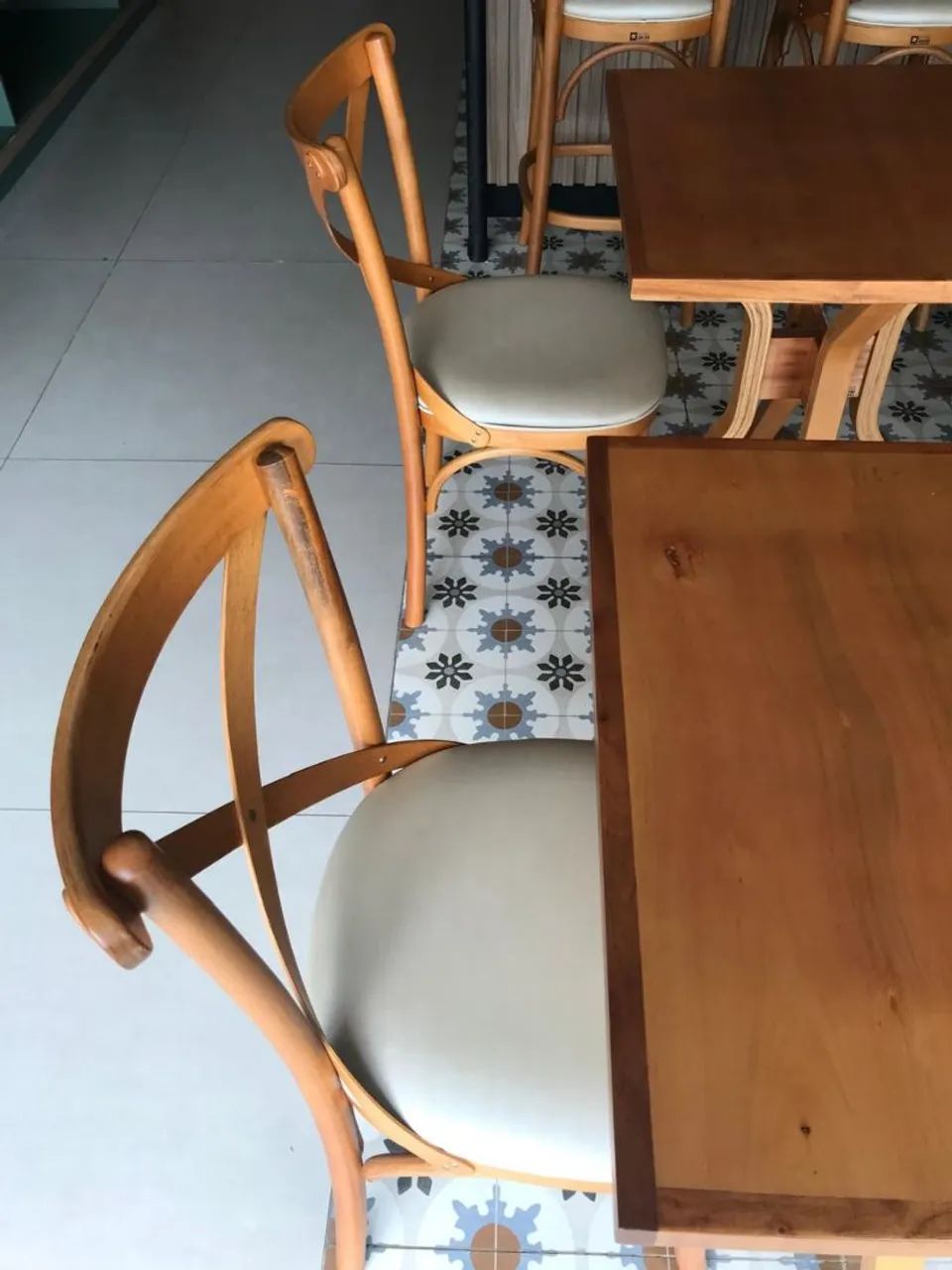 Conjunto de mesas com cadeiras  - Foto 2
