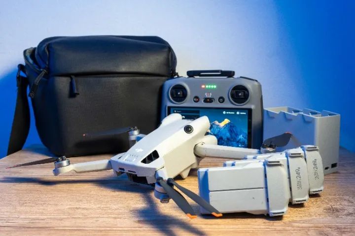 DJI Mini 4 Pro kit Fly More, controle com tela - Foto 2