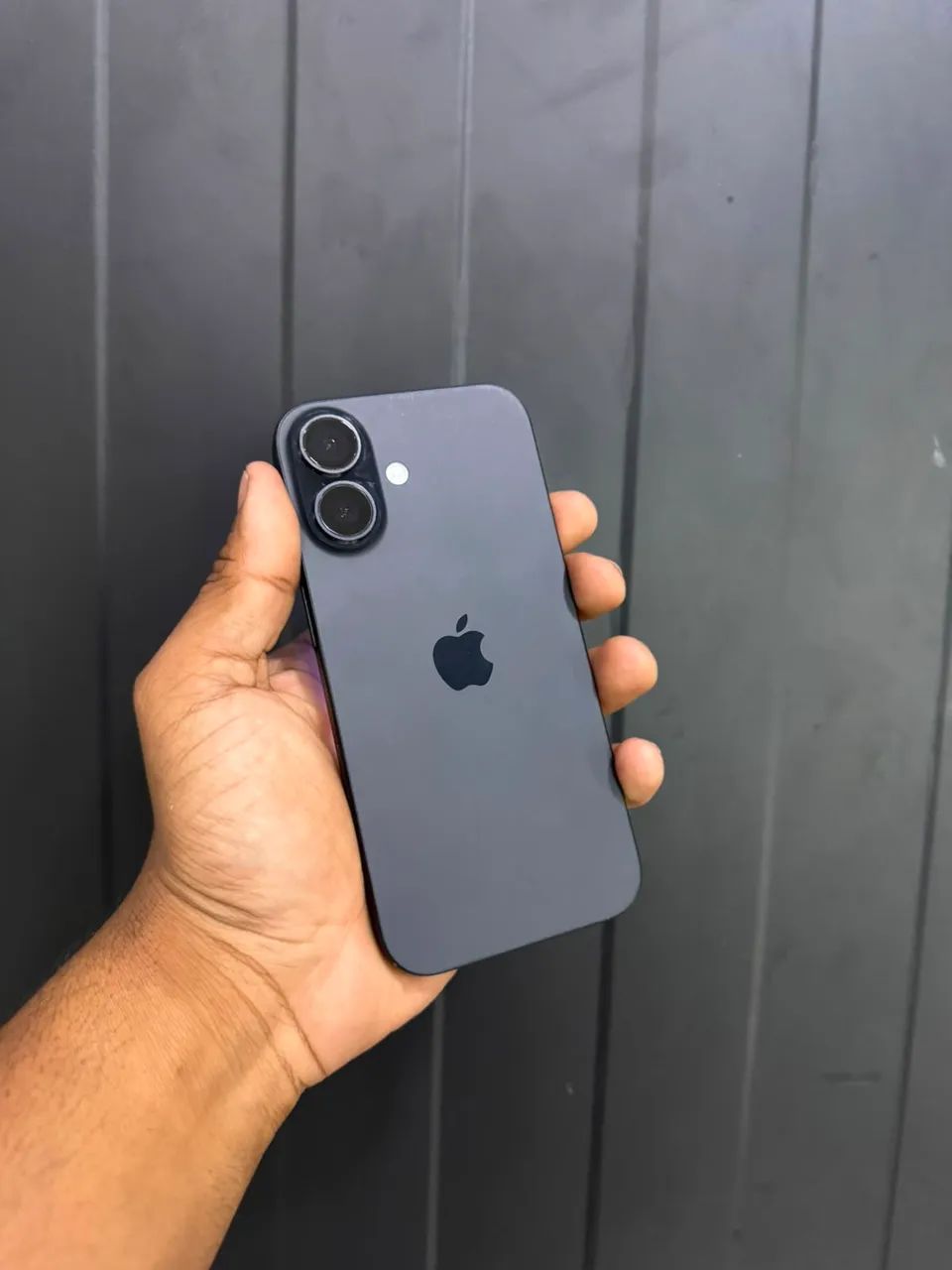 iPhone 16 impecável