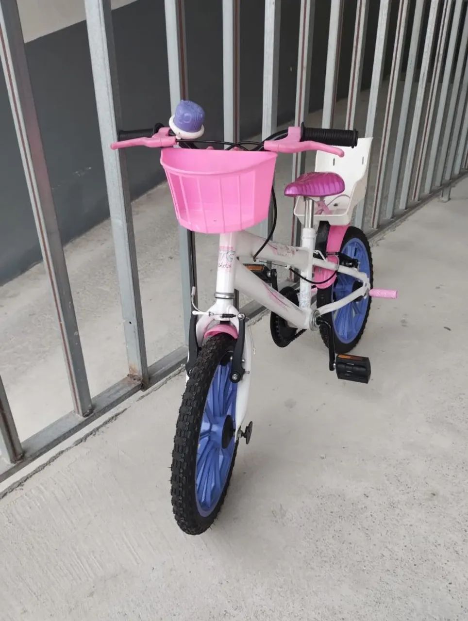Bicicleta semi nova aro 16 com cadeirinha de boneca.   - Foto 2