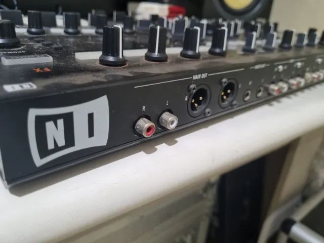 Controladora Dj Traktor Kontrol S8 Preto Da 4 Canais (Usado