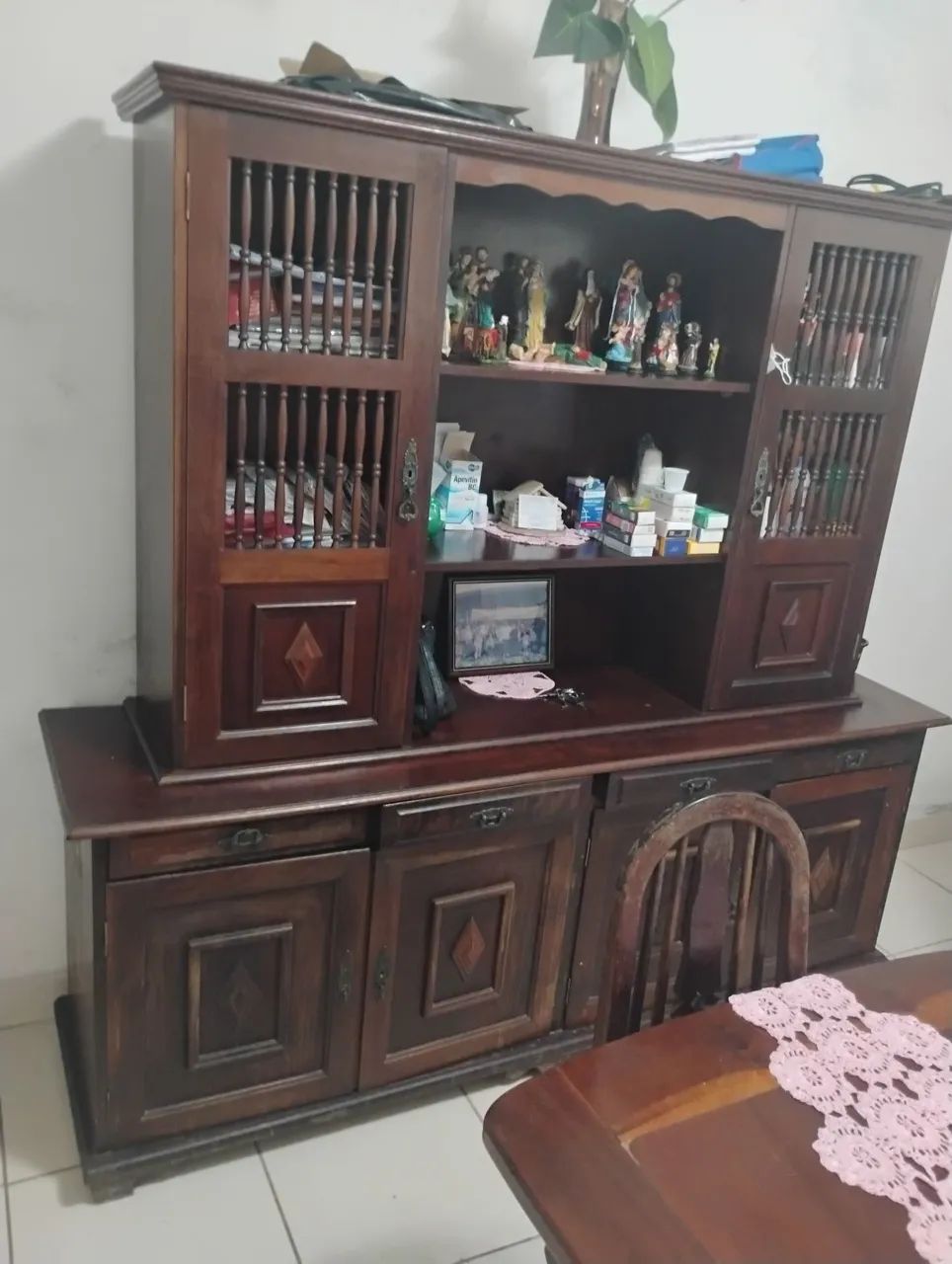Conjunto de sala de jantar em madeira maciça 
