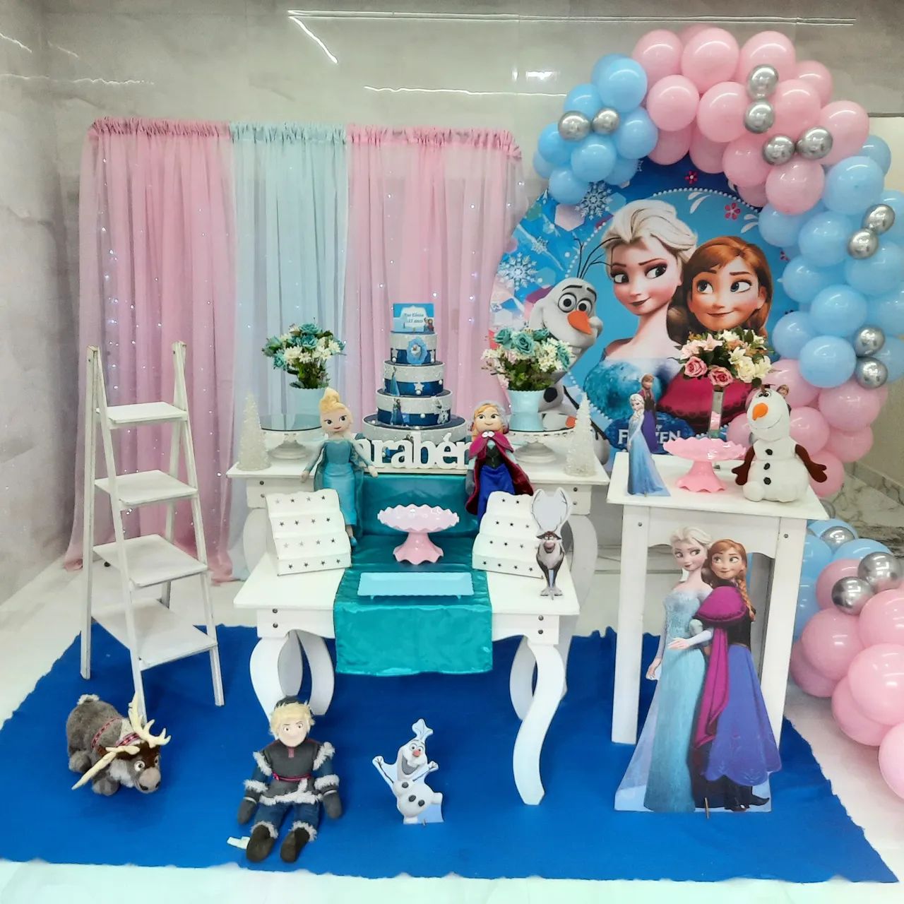 Decorações infantis montadas no local com arco de balões  - Foto 4
