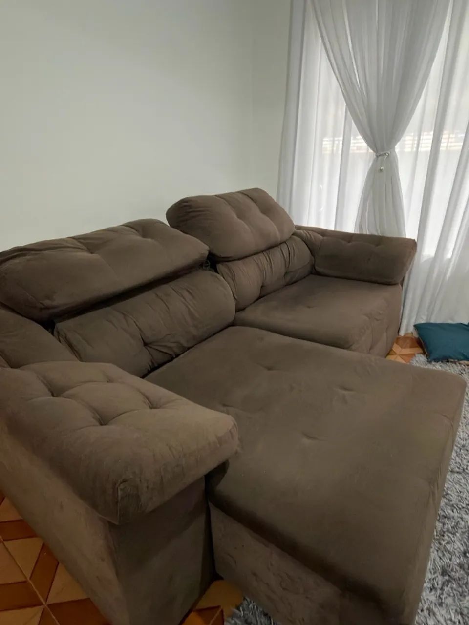 Sofá retrátil de 04 lugares marrom 