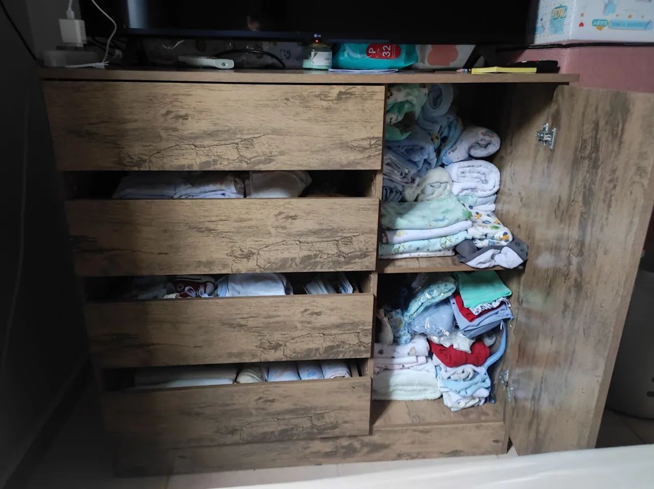 Cômoda em MDF usada