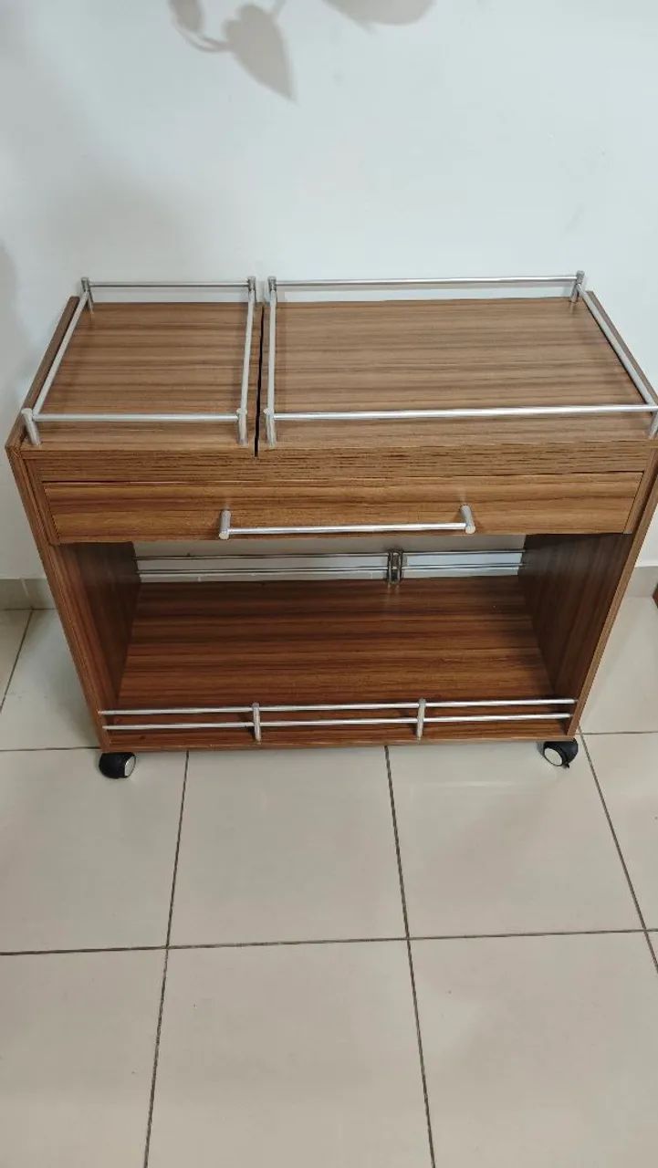 Mesa para café com bandejas removíveis 