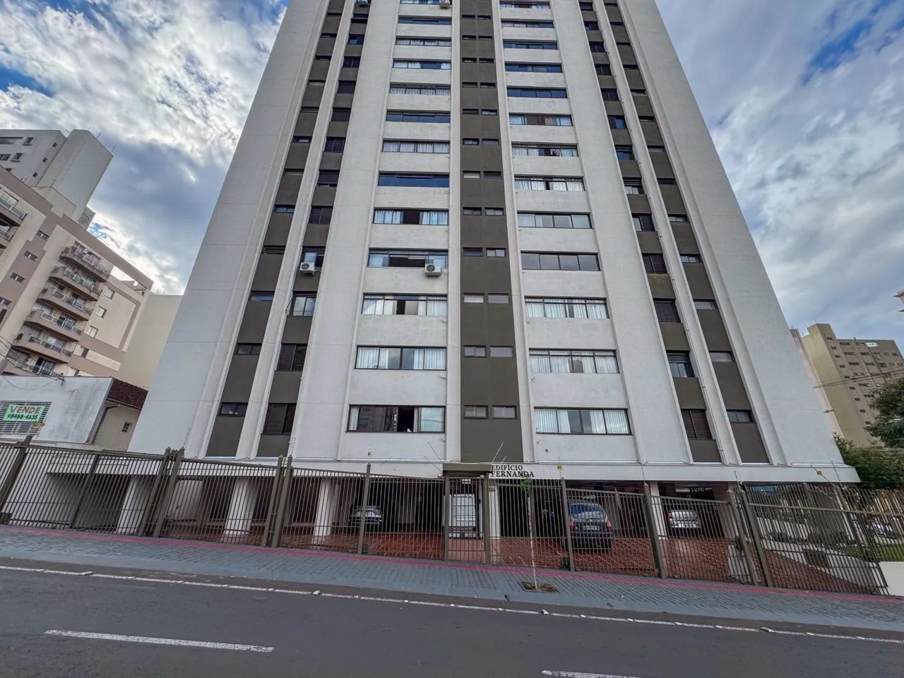 Apartamento para alugar no centro de Londrina Pr com 3 quartos.