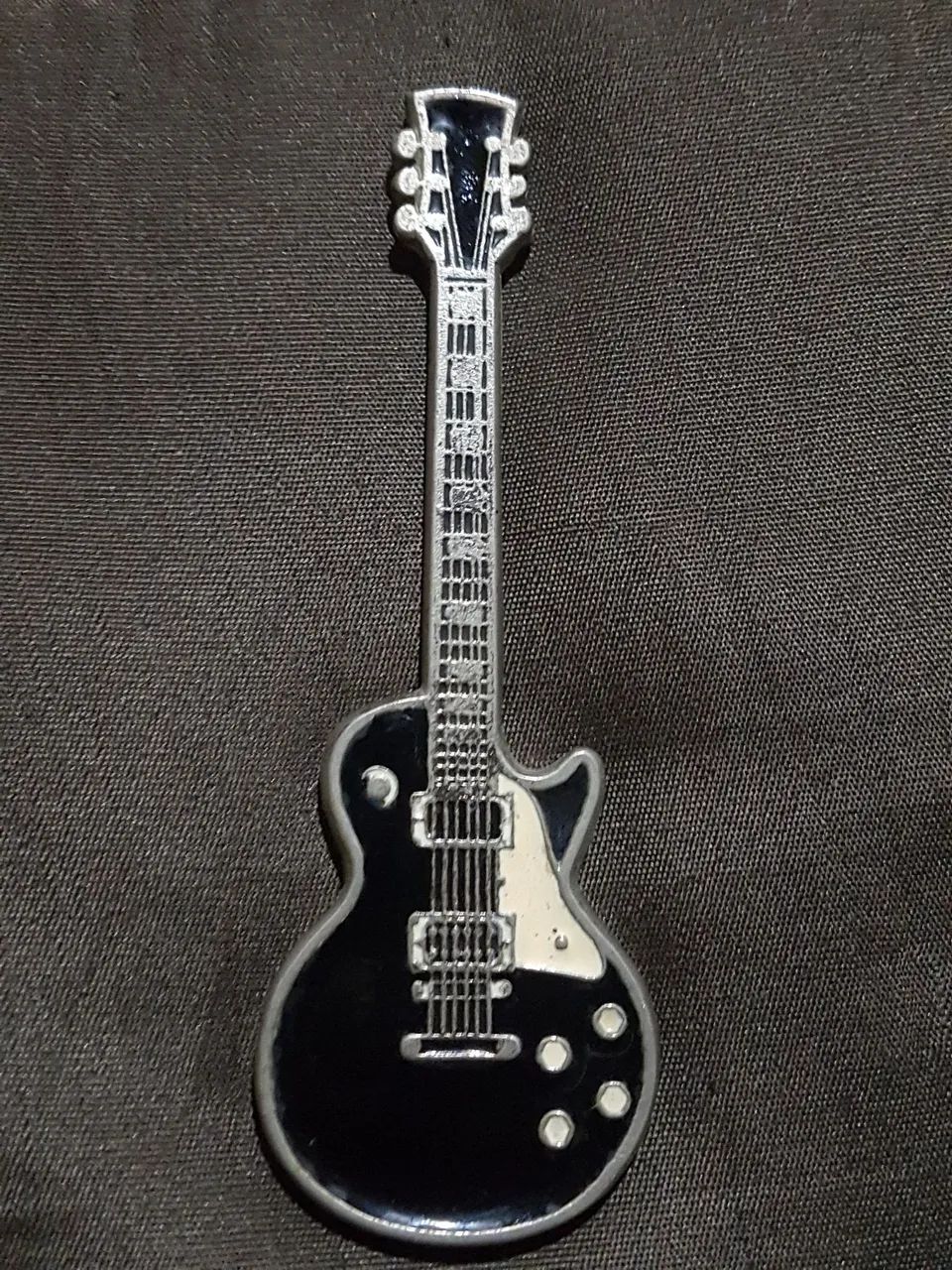 Miniatura de guitarra de metal