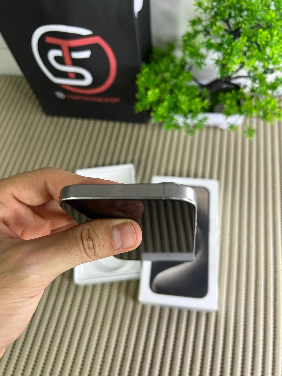 Iphone 15 pro 256Gb bateria 86% todo original - Celulares e
