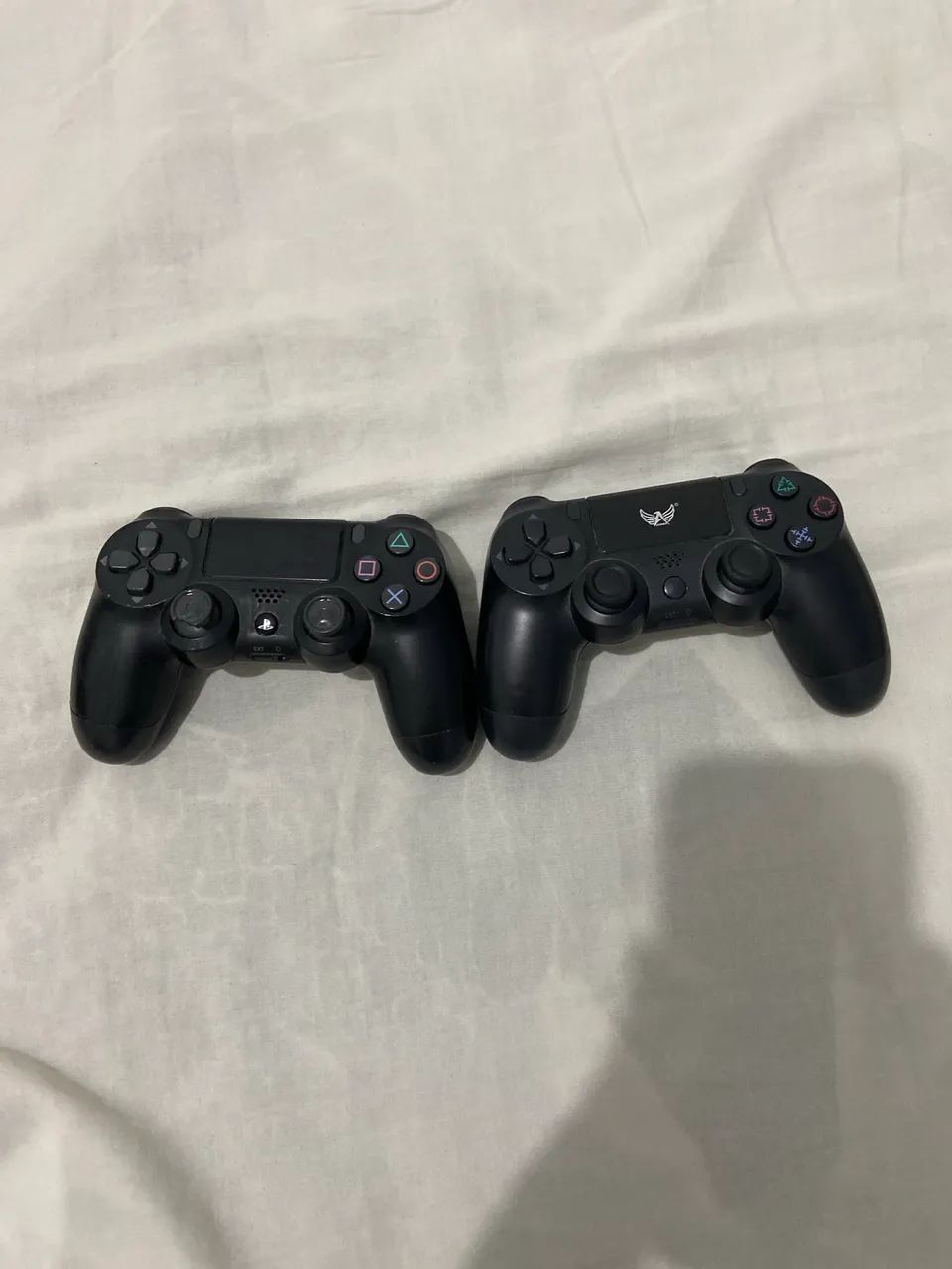 Ps4 funcionando perfeitamente com 2 fios e dois controles e 3 jogos(videogame usado) - Foto 5