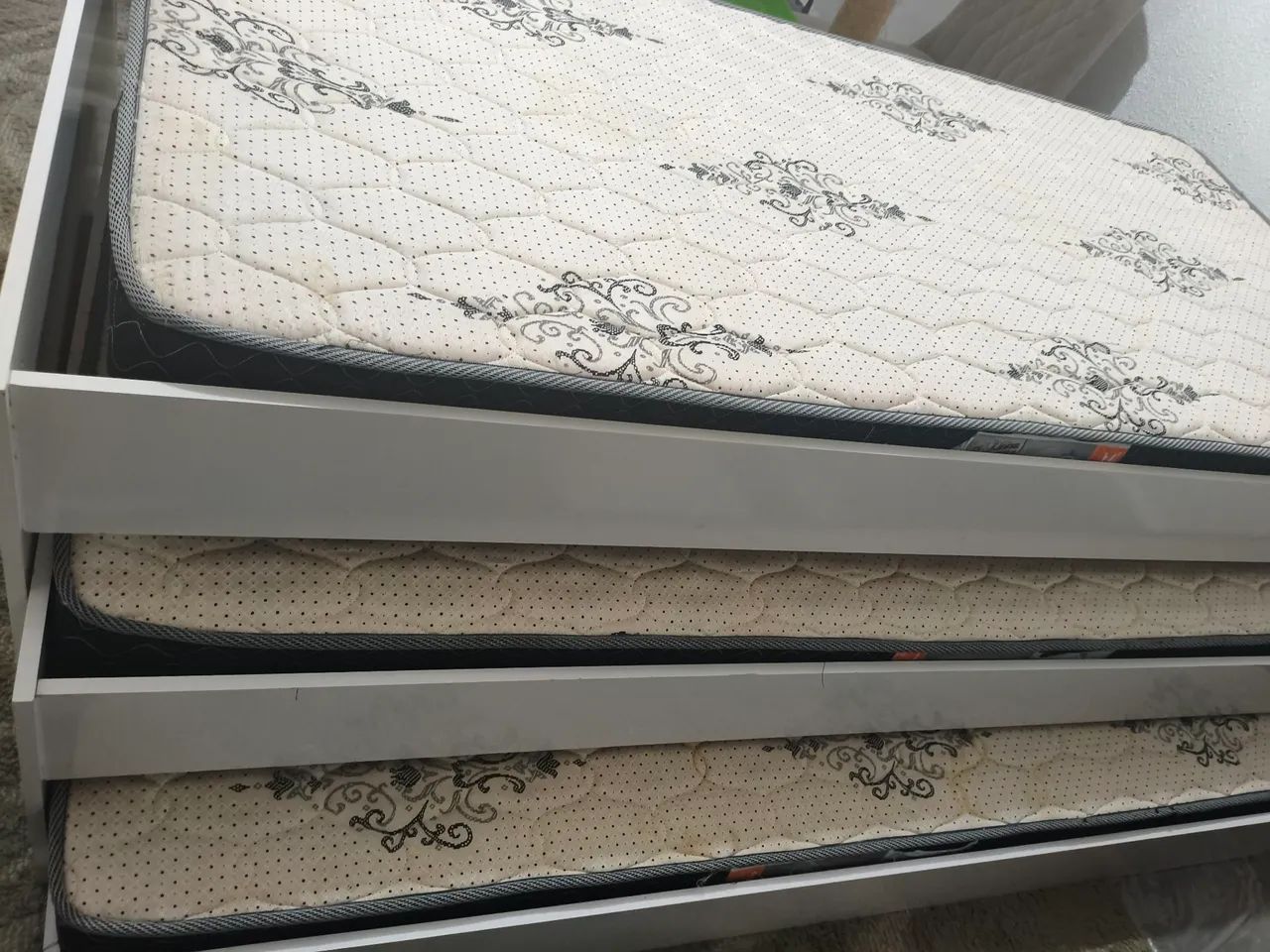 Vendo Cama Tripla branca com 2 colchões  - Foto 2