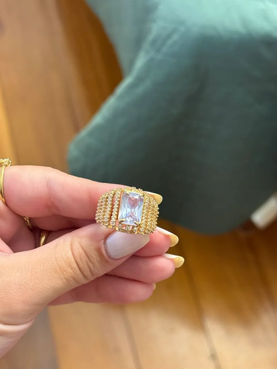 Anel grande dourado em pedraria  - Foto 5