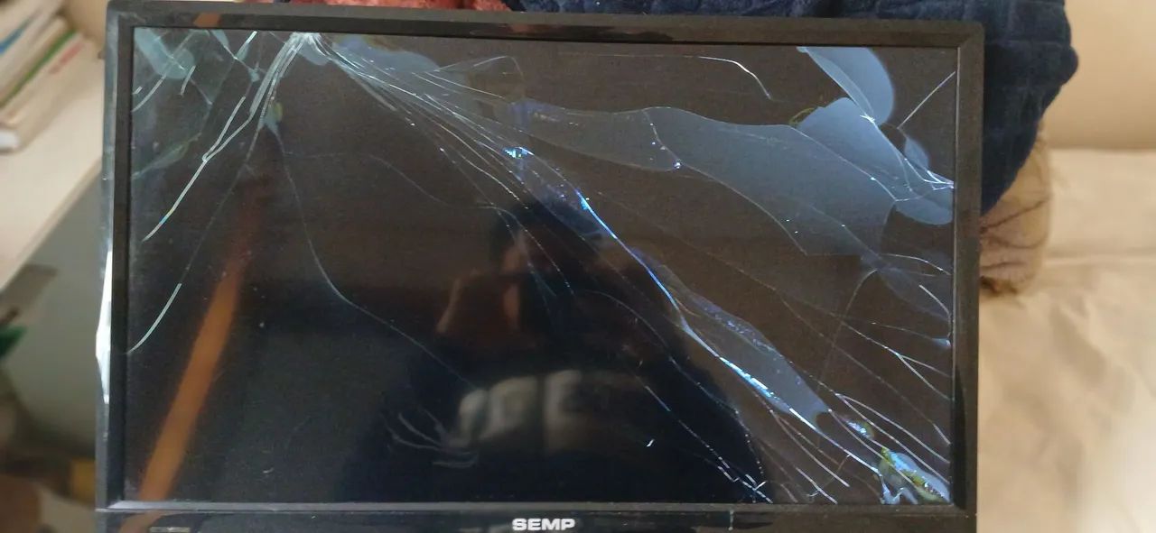 TV Semp 24 (L24D2700) - Com Tela Quebrada