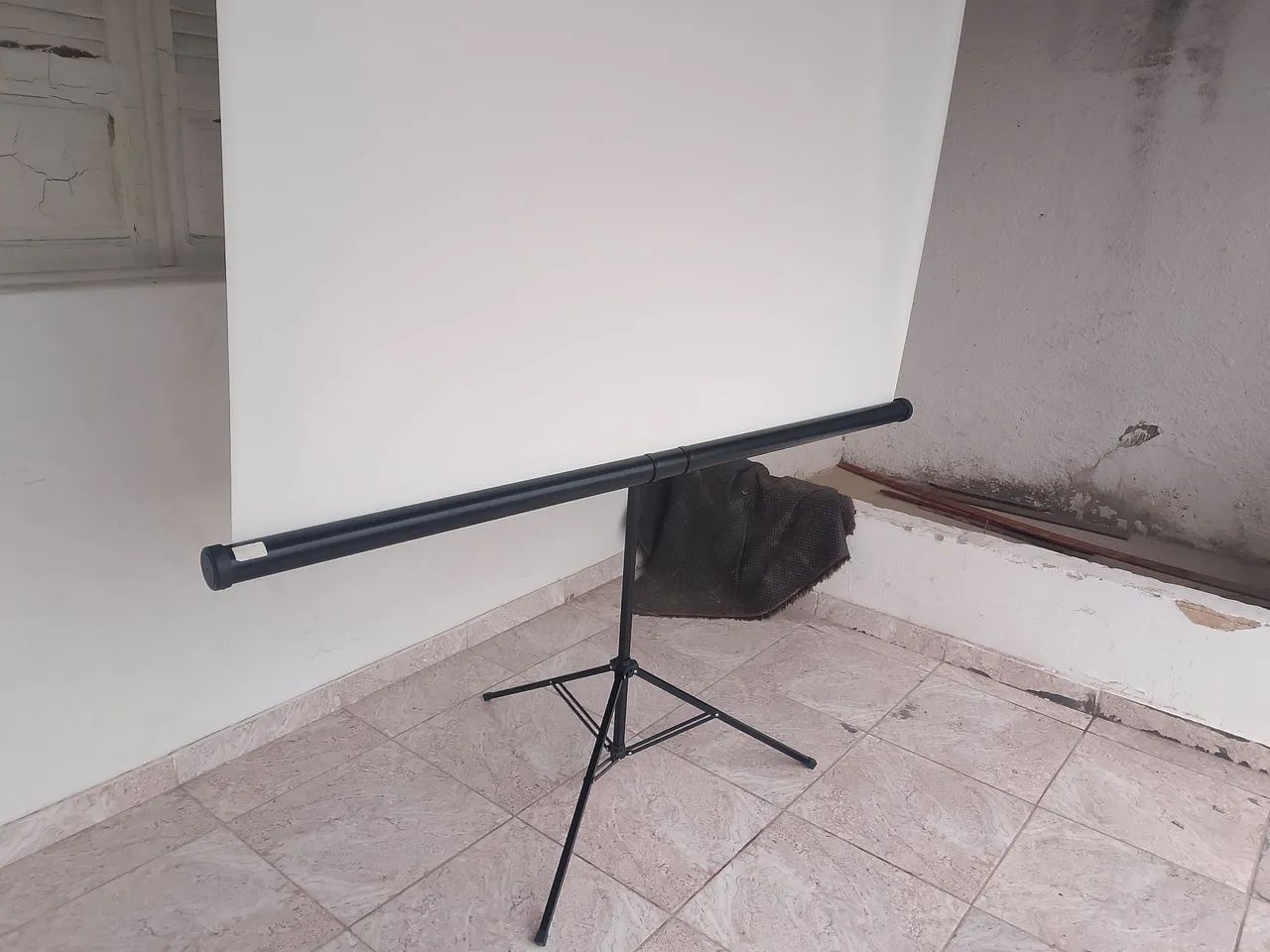 TT07 - TELA TRIPÉ 2,43 X 1,82 (120") - FORMATO 4X3<br>