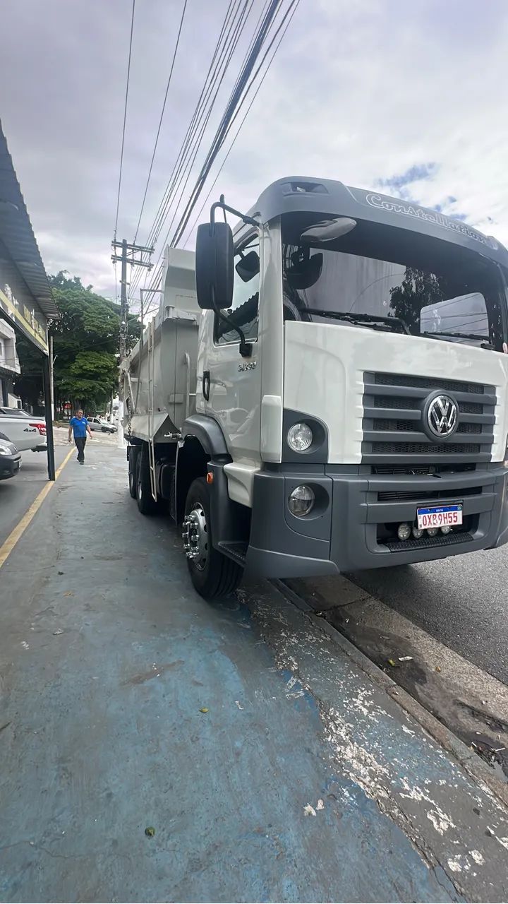 Caminhão caçamba basculante 6x4 18m3 disponível para serviço
