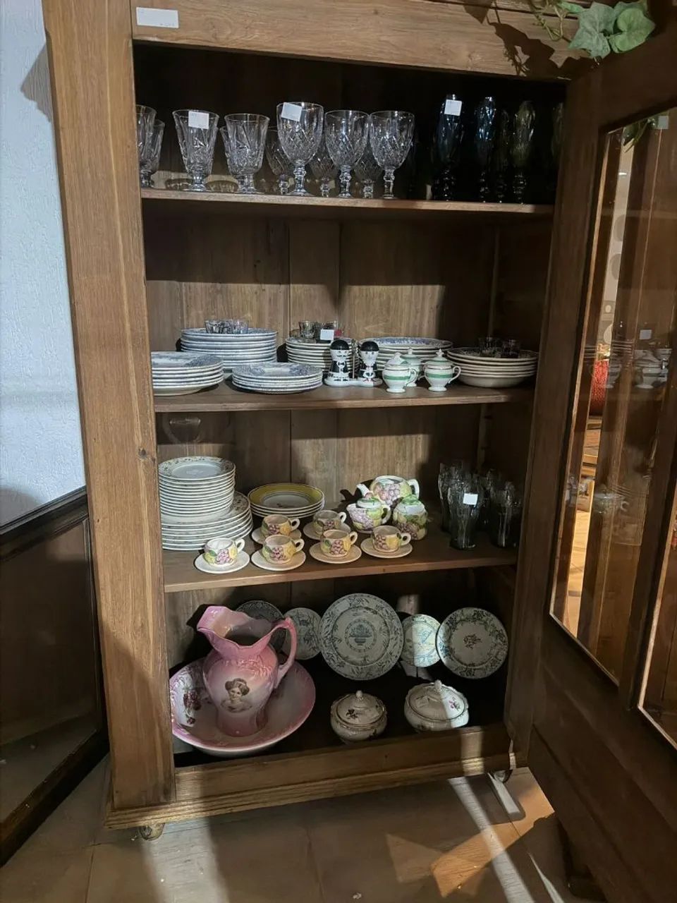 Armário de madeira antigo porta vidro - Foto 3