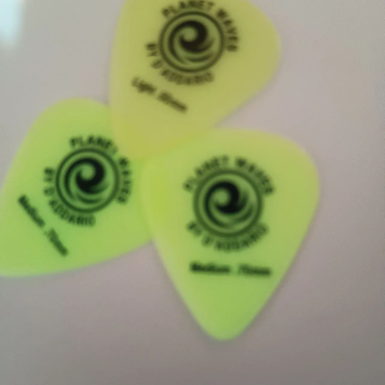 3 Palhetas  fluorescente de guitarra ou violão 