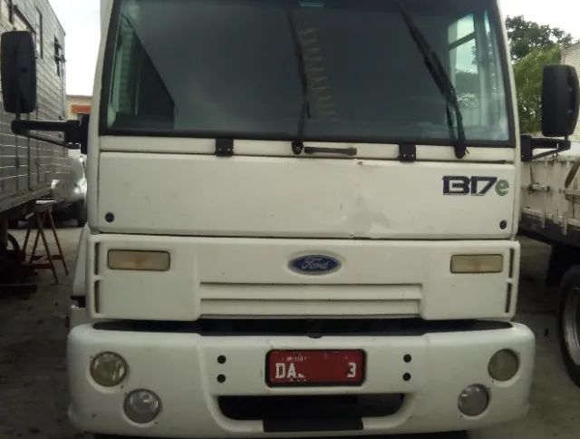 FORD CARGO 1317e Bau c/ Plataforma 
