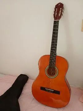 Violão Giannini. Acompanha capa.