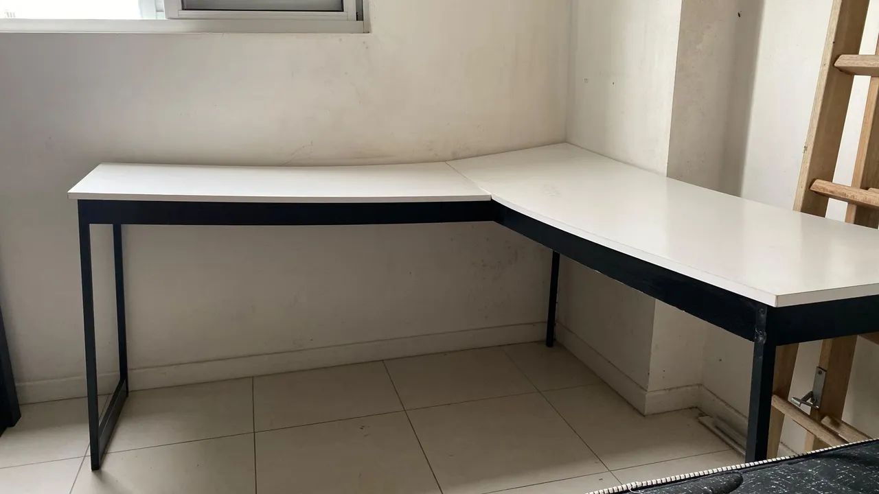 VENDO MESA DE ESCRITÓRIO EM L DE FERRO COM MADEIRA<br>