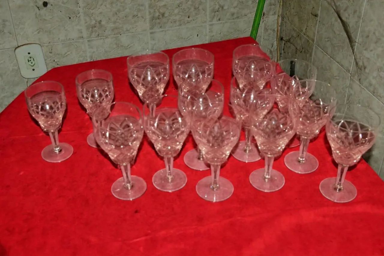 Taças de cristal nacional da década de 60.