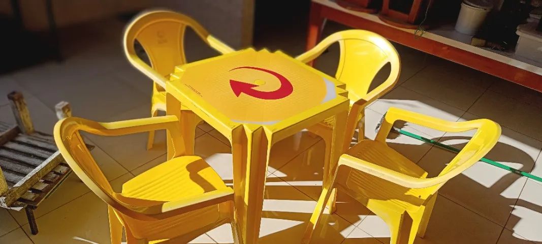 Conjunto Mesa de Plástico c/ 4 Cadeiras