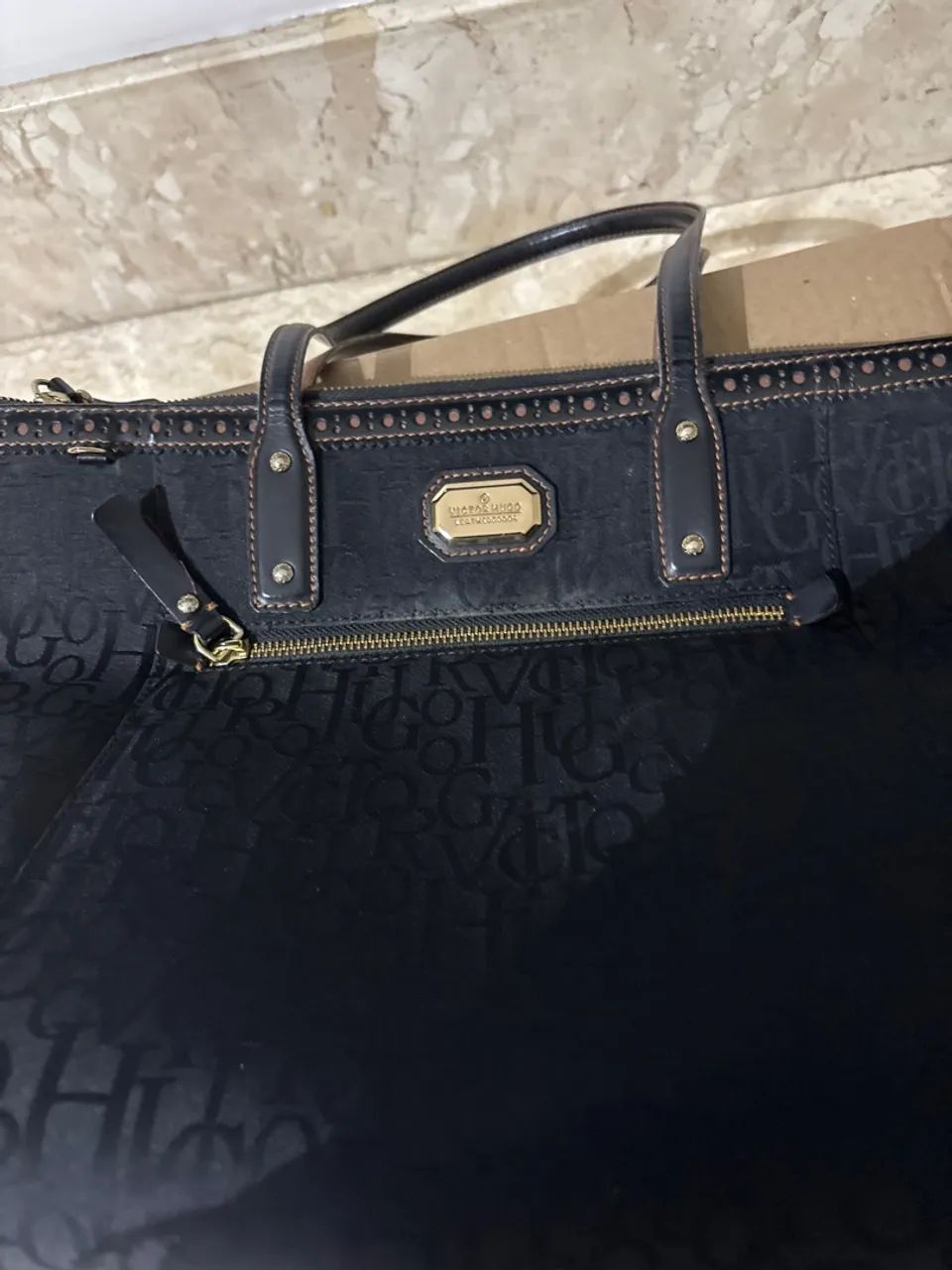 Bolsa preta Vitor Hugo 