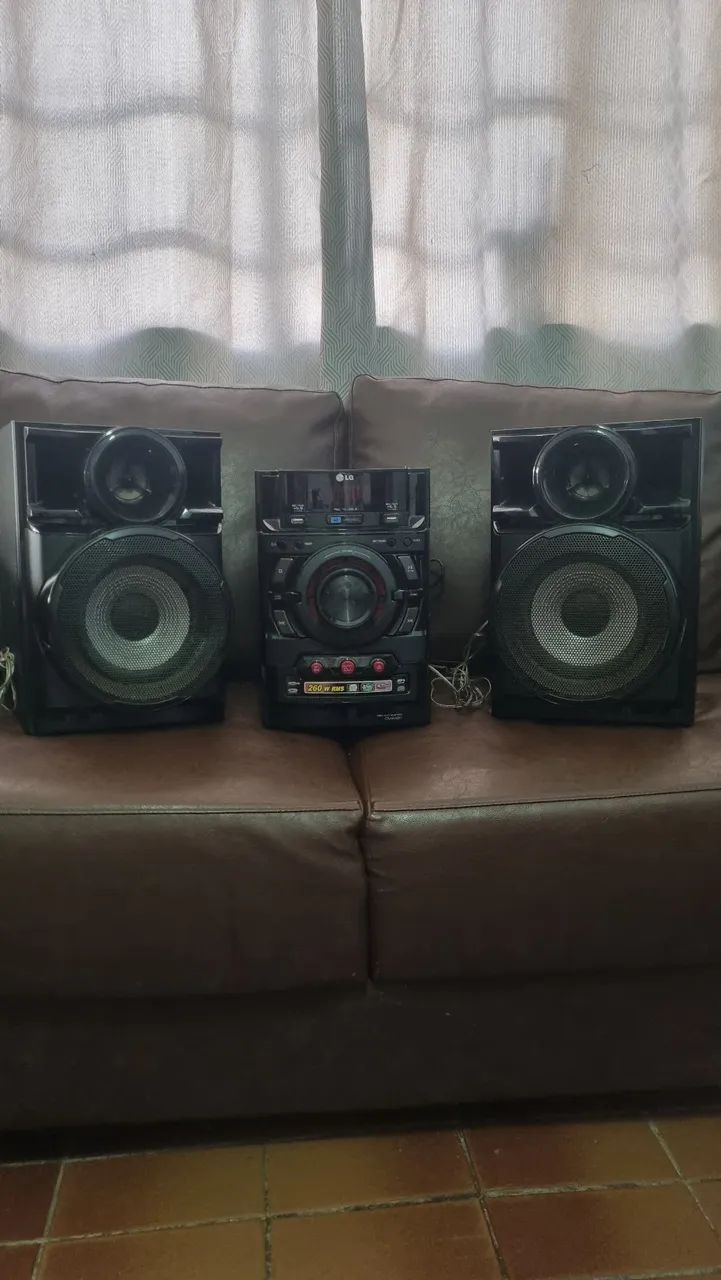 Aparelho de som LG com duas caixas 