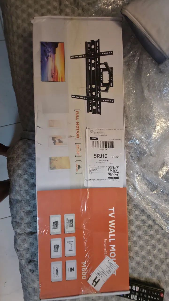 Vendo tv 65 polegadas ainda na garantia, ainda na garantia com controle, pés e suporte.  - Foto 2