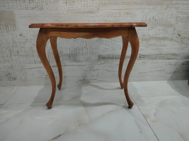 Mesa de canto Chipandelle em peroba do campo 