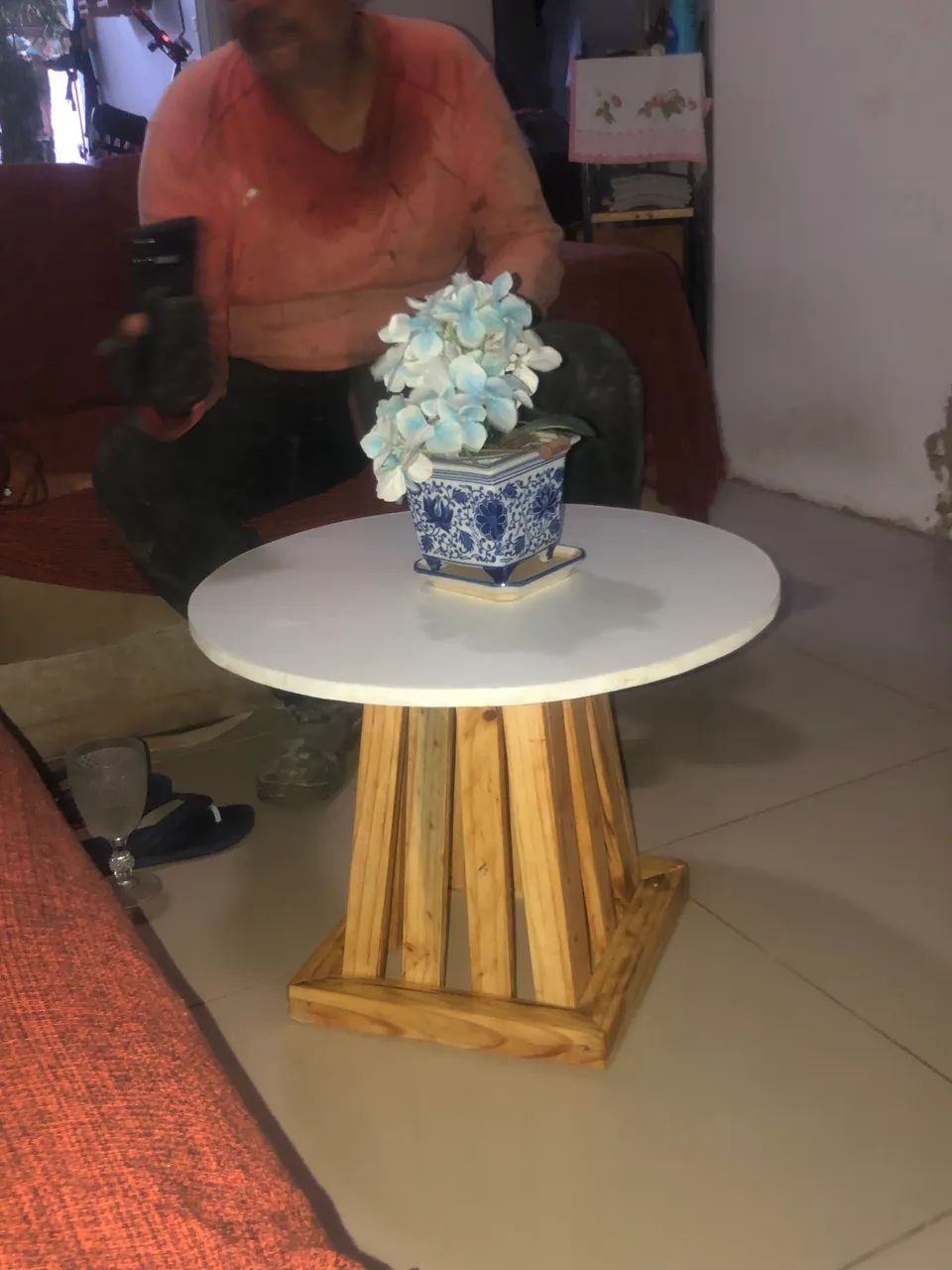 Meu pai vende mesas , cadeiras , lixeira etc? de madeira 