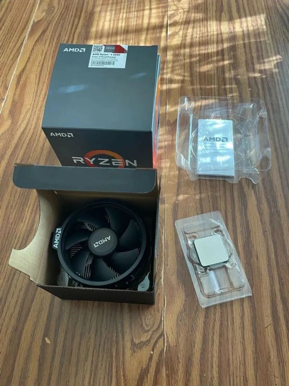 Processador Ryzen 5 2600 na caixa com cooler original.