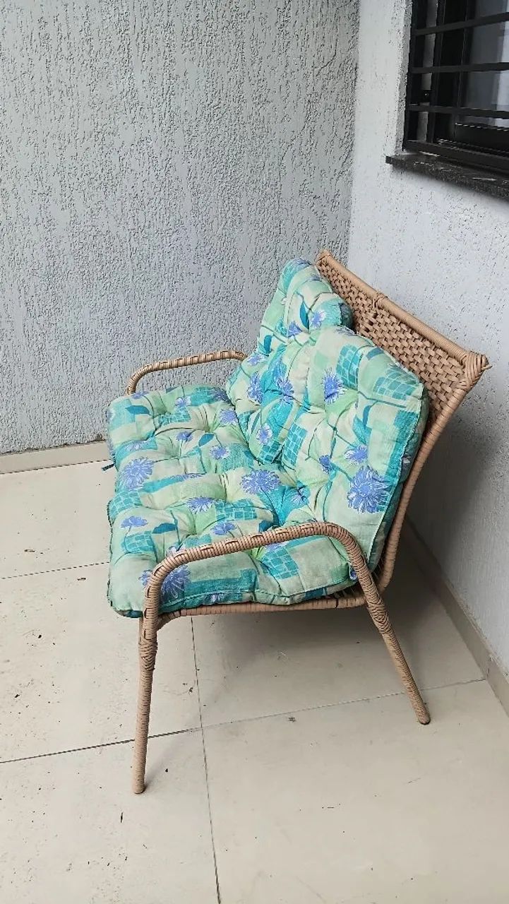 Banco de jardim com almofadas 