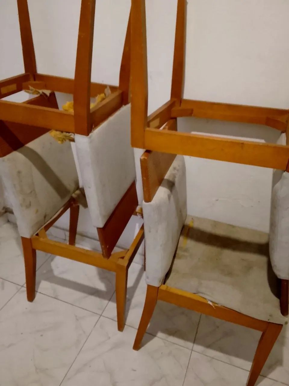 04 cadeira em madeira para cozinha precisa trocar o assento 