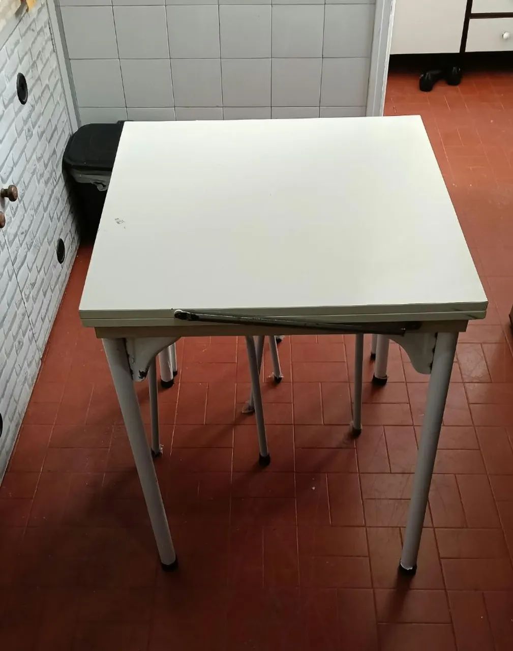 Mesa dobrável e 2 banqueta - Foto 4