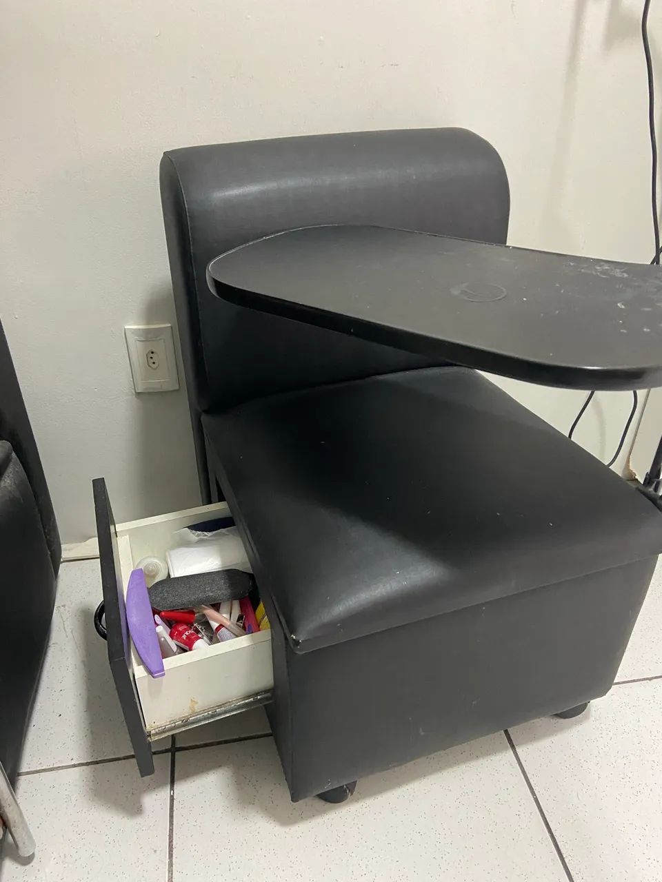 Vendo cadeira semi nova para manicure e pedicure . 