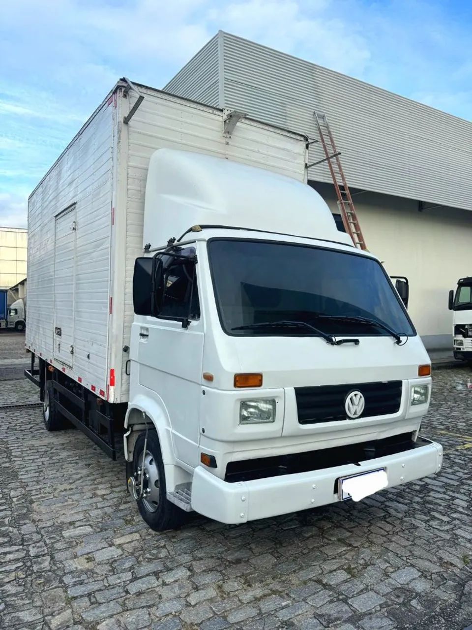 VW worker 8-140 1999 com baú seco .